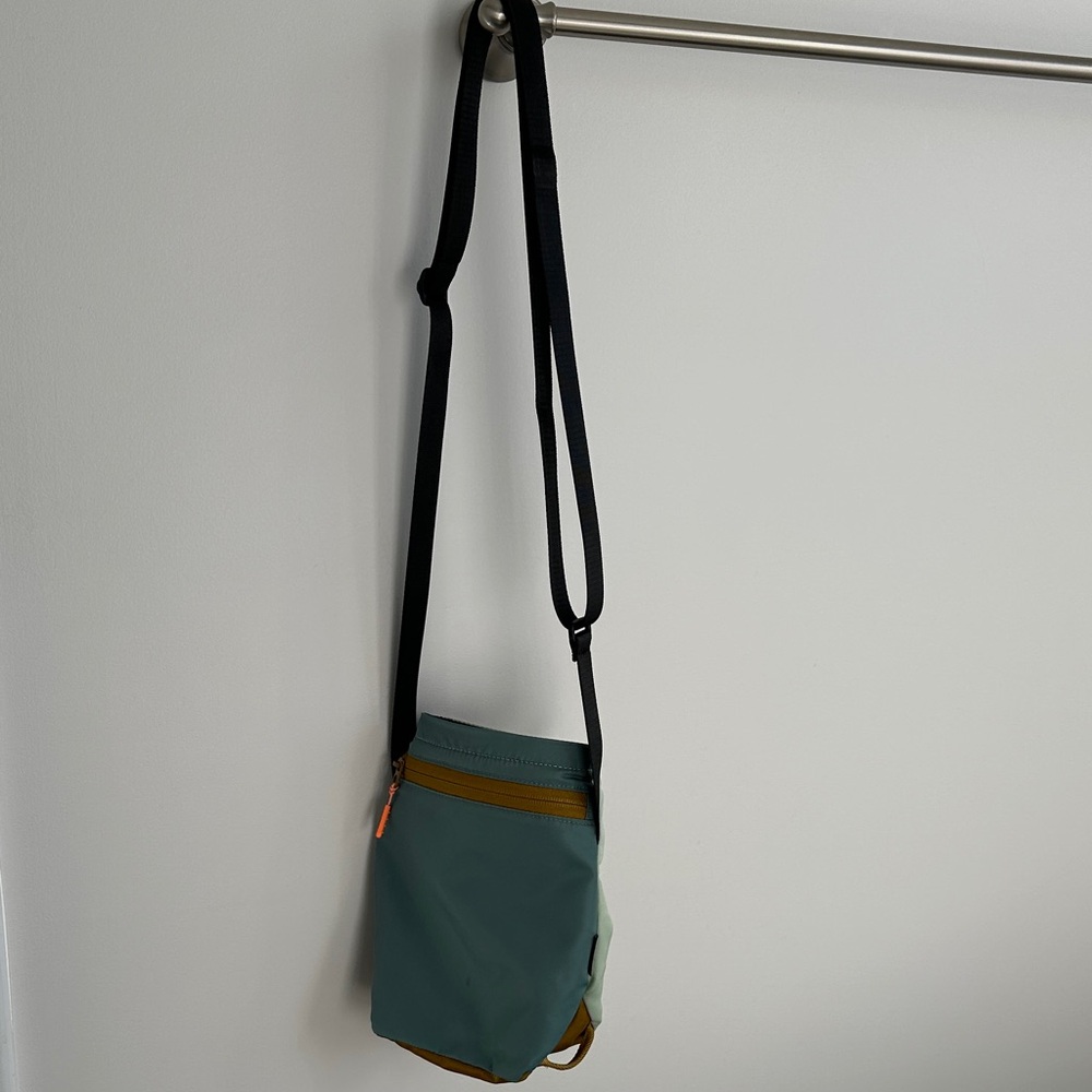 Lululemon small bucket bag